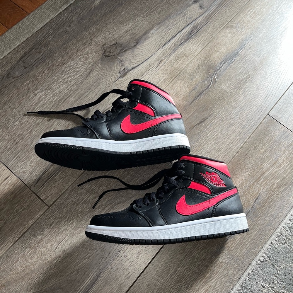 Jordan 1 Mid Black Siren Red